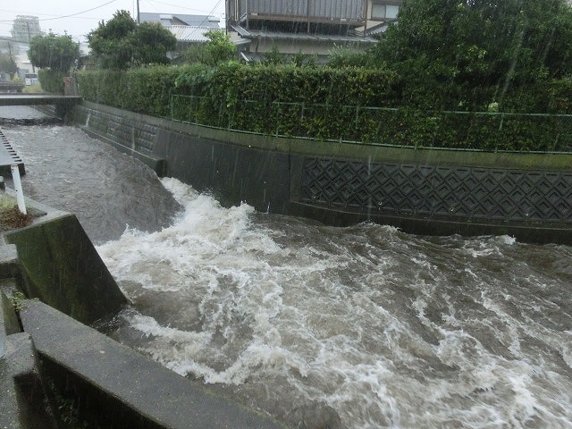 台風18号の大雨で初めて見た「雨水調整池のオーバーフロー」_f0141310_7111520.jpg