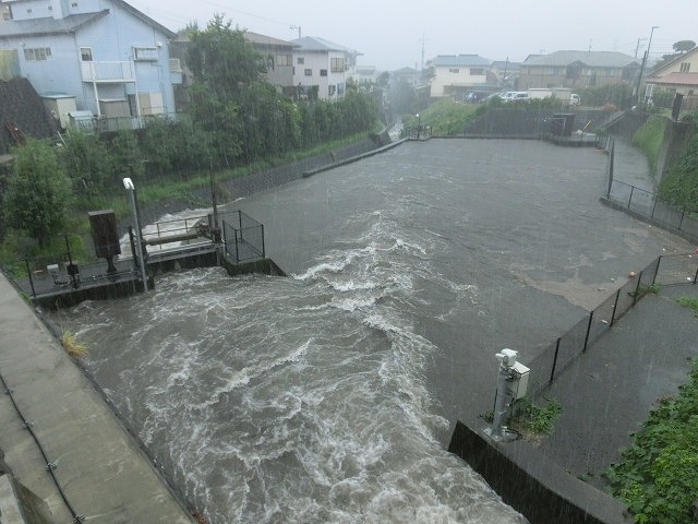 台風18号の大雨で初めて見た「雨水調整池のオーバーフロー」_f0141310_712195.jpg