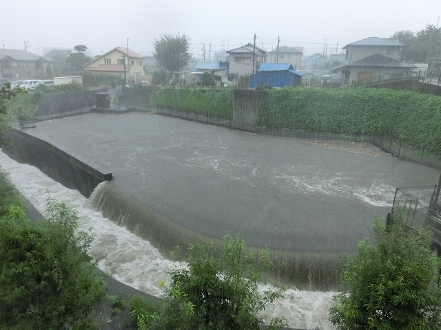 台風18号の大雨で初めて見た「雨水調整池のオーバーフロー」_f0141310_7124487.jpg