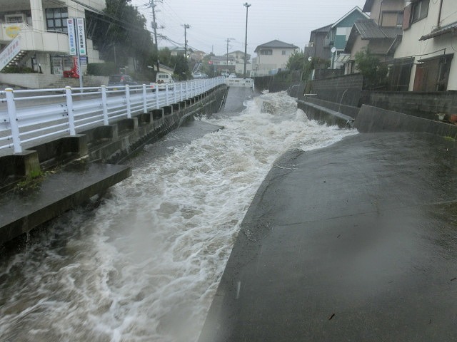 台風18号の大雨で初めて見た「雨水調整池のオーバーフロー」_f0141310_7130100.jpg