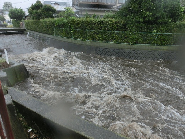 台風18号の大雨で初めて見た「雨水調整池のオーバーフロー」_f0141310_7145394.jpg