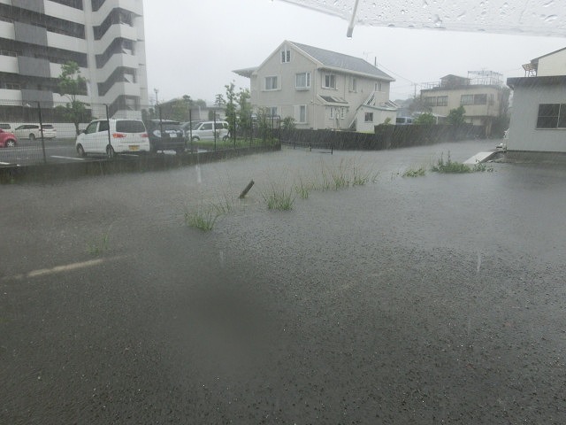 台風18号の大雨で初めて見た「雨水調整池のオーバーフロー」_f0141310_714568.jpg