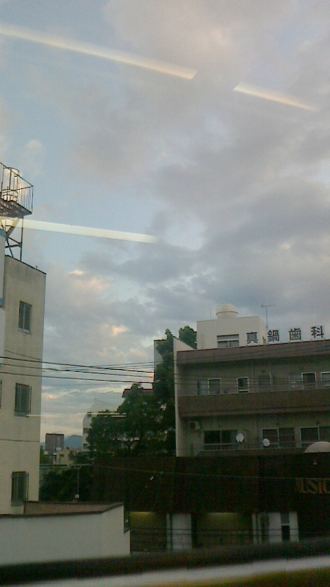 【昨日、一昨日よりは雲が増えた広島の朝です】_e0094315_6333284.jpg