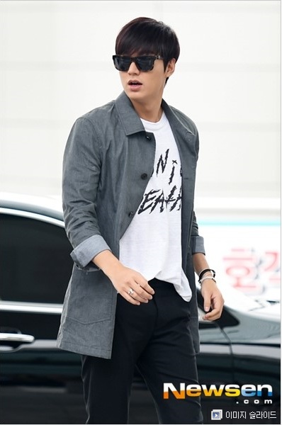 俳優イ ミンホ空港ファッション トレンチコート クリス クリスティ 韓国fun