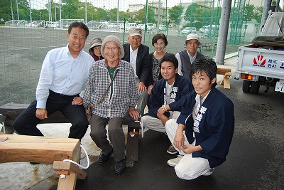 お年寄りの皆さんのための心温まる素晴らしい木製ベンチが完成!_d0050503_517463.jpg