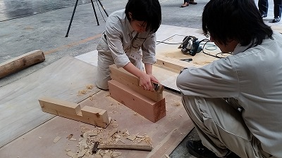 お年寄りの皆さんのための心温まる素晴らしい木製ベンチが完成!_d0050503_5423643.jpg