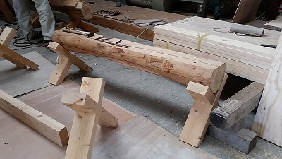お年寄りの皆さんのための心温まる素晴らしい木製ベンチが完成！_d0050503_5424718.jpg
