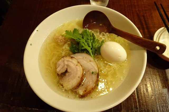 横浜元町で塩ラーメン_a0122932_11354633.jpg