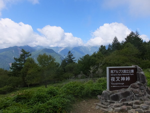 南アルプス「鳳凰三山」：白い山肌が連なる奇石の稜線を歩く_c0066176_11244625.jpg