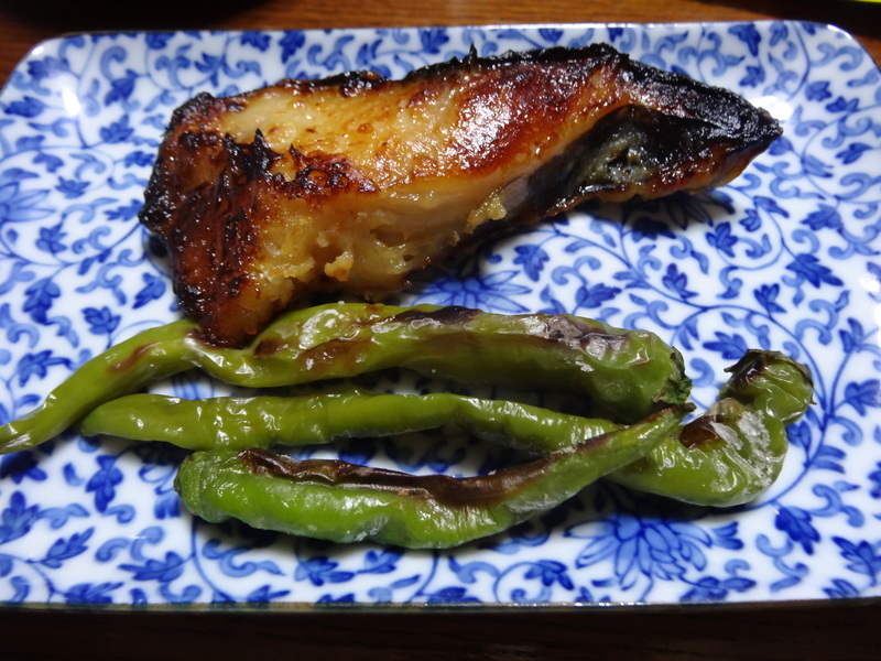 窯焼き叉焼、銀鱈の味噌漬け、トマトのサラダ、舞茸ご飯、茄子とピーマン味噌炒め、醤油ラーメンです。_c0225997_684951.jpg