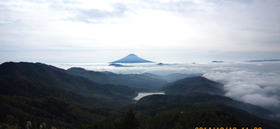 大菩薩峠から雲海に浮かぶ富士山と南アルプスの山々を望む_d0029716_23475230.jpg