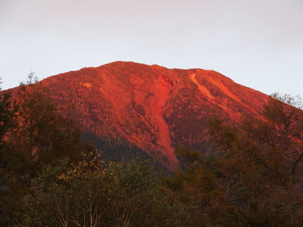 真っ赤に燃える男体山!_a0031821_2195387.jpg