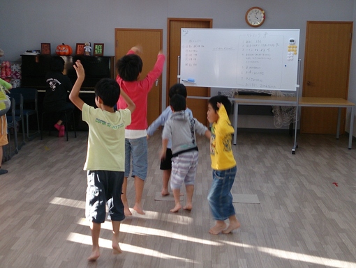 本日・・・・・リトミック。。。。でした。。。_f0065444_18553638.jpg