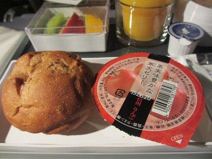 SQ635 機内食(羽田22:55発→Changi 5:00着)_c0212604_22224526.jpg