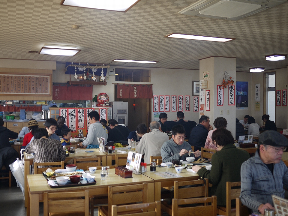 寂れた港町の繁盛店は、新鮮でボリューム満点！_c0231851_22143670.jpg