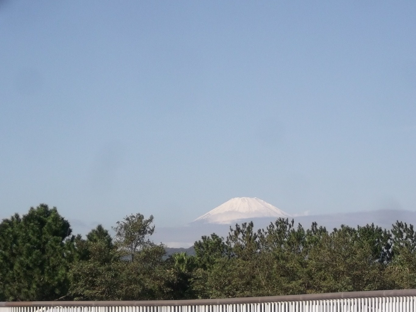 富士山に初冠雪..雪化粧して綺麗です。_b0137932_12303.jpg