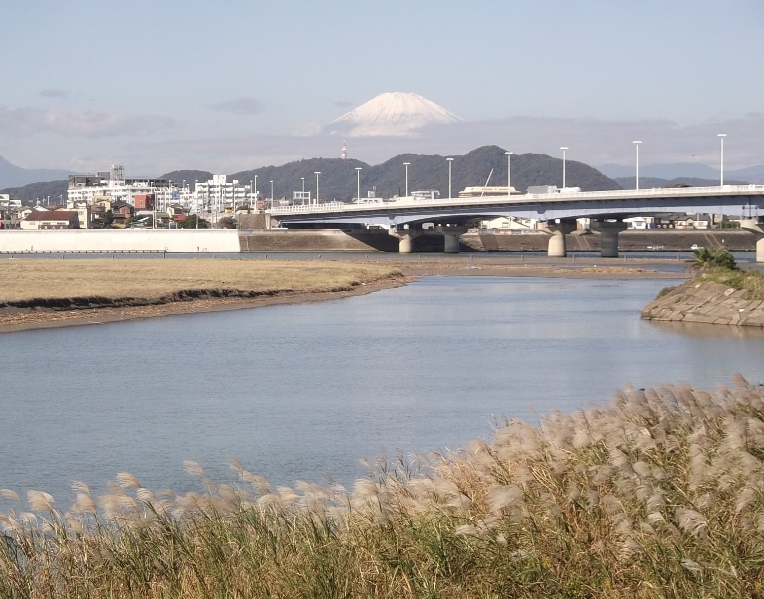 富士山に初冠雪..雪化粧して綺麗です。_b0137932_1235049.jpg