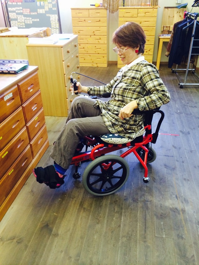 自走式車いすに試乗した！_e0074955_6504357.jpg