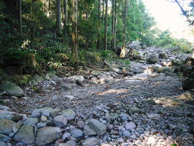 リューバ―ダムが・・・。山奥の川はこの時期干上がっています!_a0254656_17232974.jpg