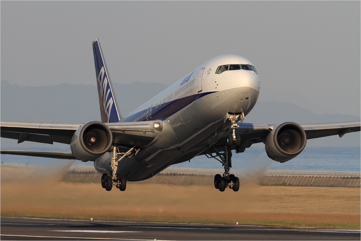 西日を受けて - 山口宇部空港_c0308259_05988.jpg