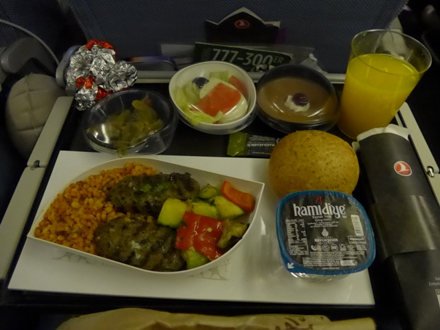 イスタンブールへ行く。⑪ ~機内食がイケてた話~_f0232060_22423432.jpg