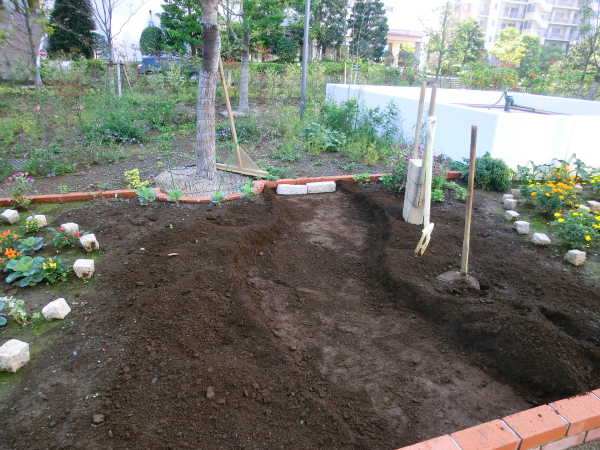 花壇の小道作りとポピーの種まき ニッキーののんびり気まま暮らし