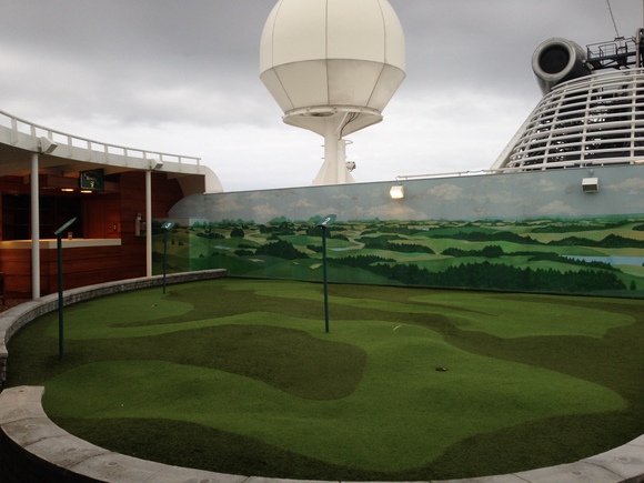 え～!こんなところにゴルフリンクス？船上でのsports体験。：ダイヤモンドプリンセス乗船記36_f0054556_11423182.jpg