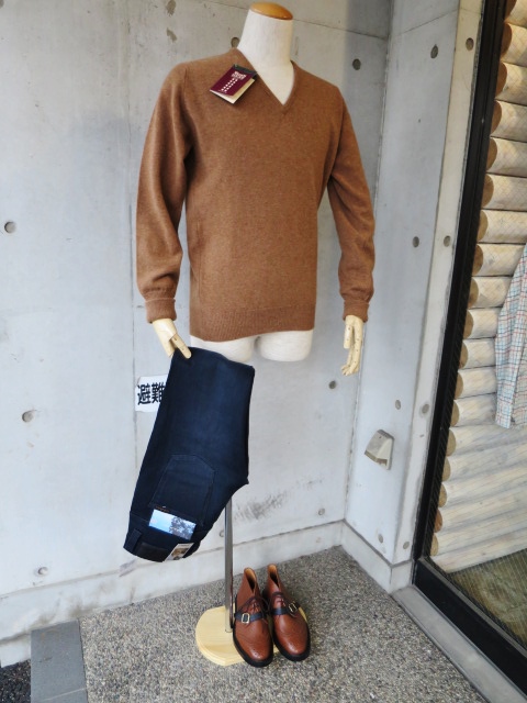 WILLIAM LOCKIE ・・・ V NECK SWEATER!★! 大人の上質加減を御堪能下さい♪_d0152280_10323756.jpg