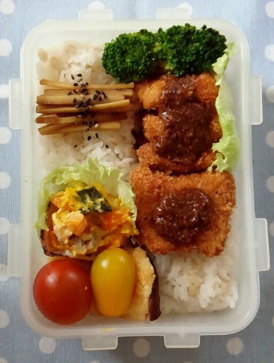 サラ弁＆お嬢の夢応援弁当。。。一口とんかつ弁当_a0211008_17205838.jpg