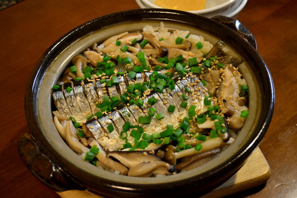 土鍋で秋刀魚の炊き込みご飯 つづきそうです 土鍋で秋刀魚の炊き込みご飯 つづきそうです