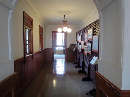 【10月の秋田旅行】⑬秋田市赤れんが郷土館(旧秋田銀行本店)_c0042960_1726613.jpg