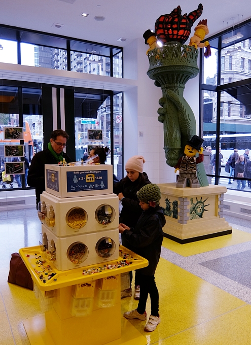NYにオープンしたレゴ・ストア FLATIRON DISTRICT店　名物のジオラマも登場_b0007805_1281383.jpg
