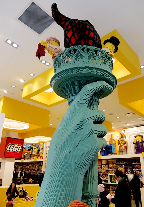 NYにオープンしたレゴ・ストア FLATIRON DISTRICT店　名物のジオラマも登場_b0007805_1391262.jpg