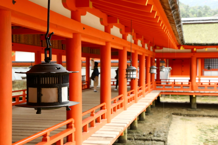 安芸の宮島　厳島神社大鳥居を通り抜け_b0232463_19381360.jpg