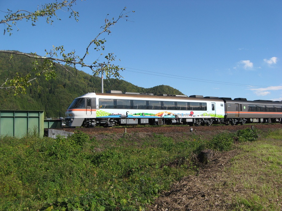 秋の飛騨路をゆく臨時列車_f0281398_18145550.jpg