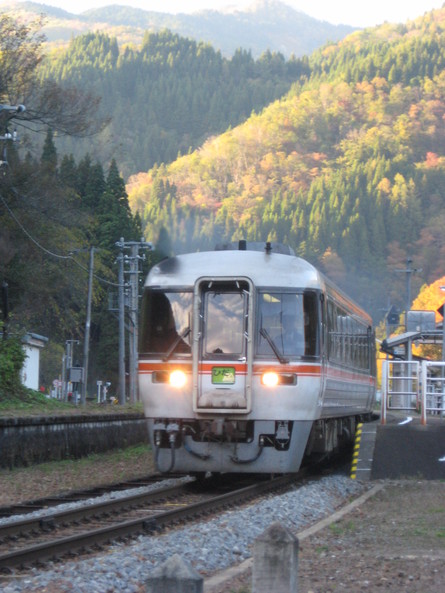 秋の飛騨路をゆく臨時列車_f0281398_18553145.jpg