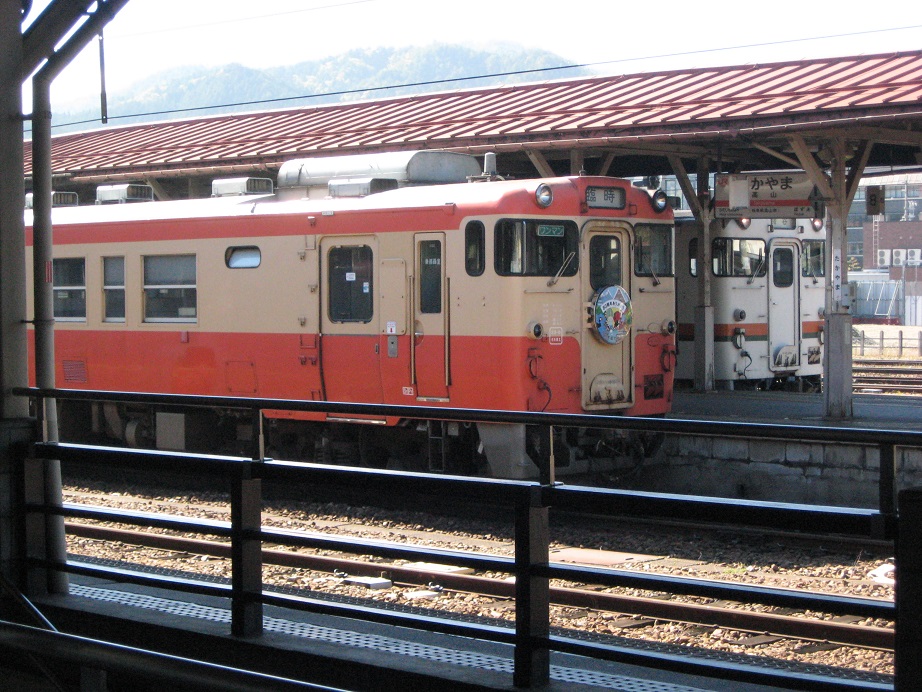 秋の飛騨路をゆく臨時列車_f0281398_188574.jpg