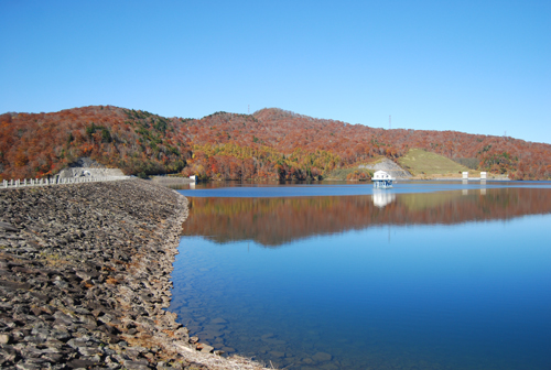 秋澄む　玉原ダム湖の紅葉_d0113613_1556952.jpg