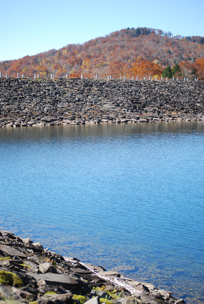 秋澄む　玉原ダム湖の紅葉_d0113613_1614836.jpg