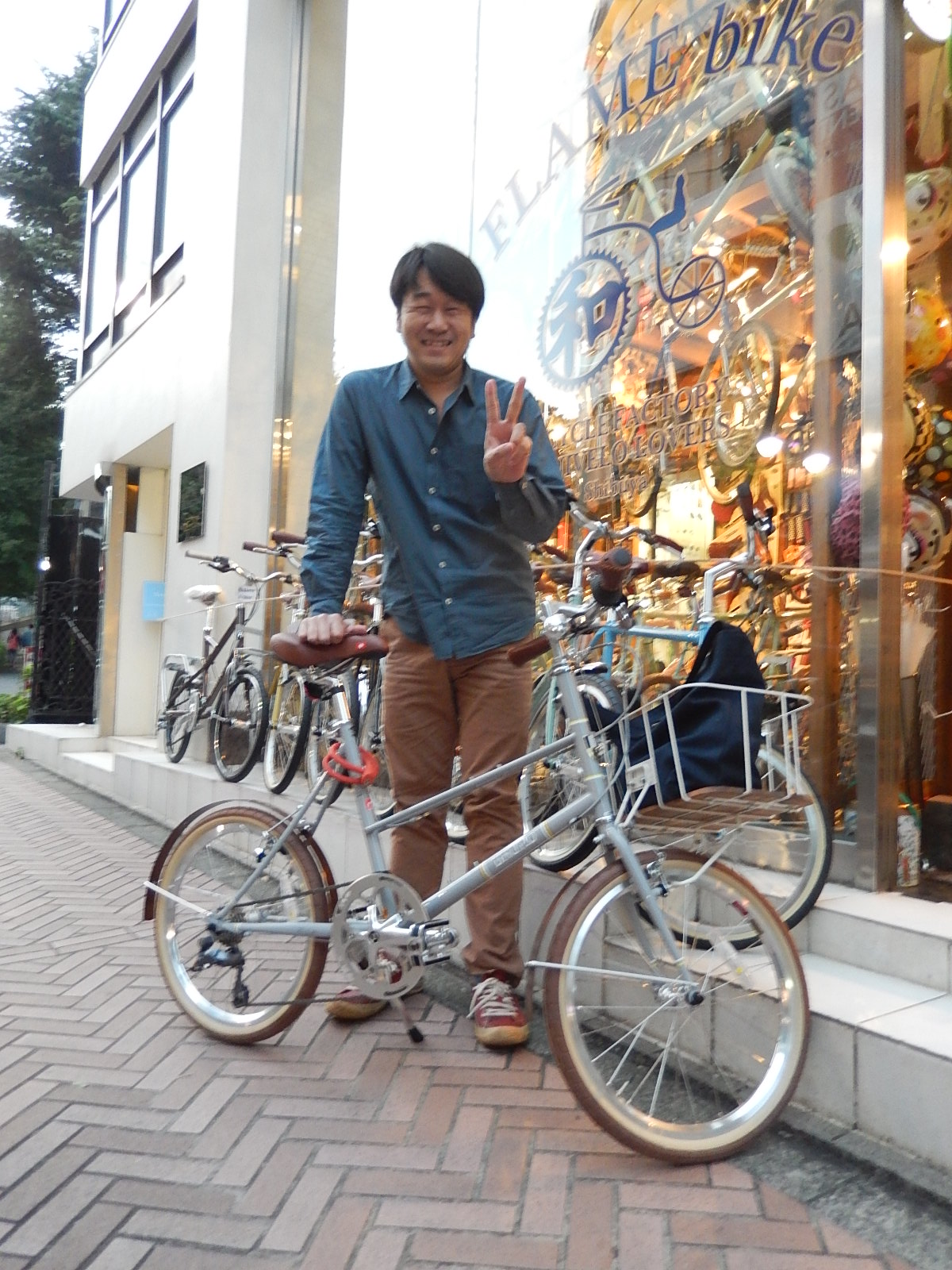 10月26日　渋谷　原宿　の自転車屋　FLAME bike前です_e0188759_1759484.jpg
