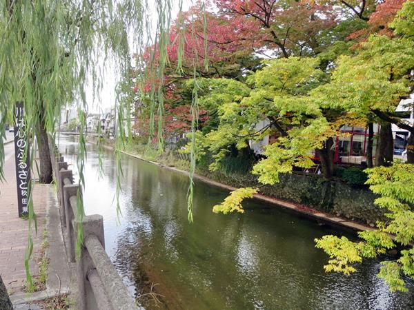 【10月の秋田旅行】⑯紅葉の美しい旭川べり_c0042960_19312954.jpg