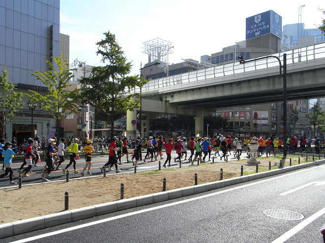 グリコの看板と大阪マラソン_b0050968_21565784.jpg