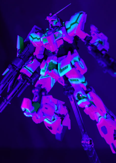 ガンダムxウォークマンのパッケージを光らせるためにブラックライトを買ったよ!_a0001871_23173614.jpg