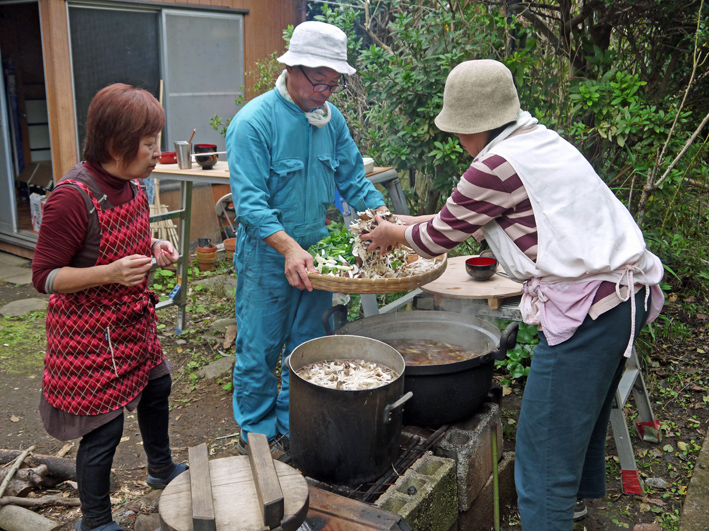 かっちゃんちの芋煮会に赤ちゃんから熟年まで参加10・２６_c0014967_14515381.jpg