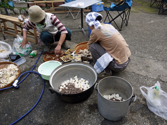 かっちゃんちの芋煮会に赤ちゃんから熟年まで参加10・２６_c0014967_14573928.jpg