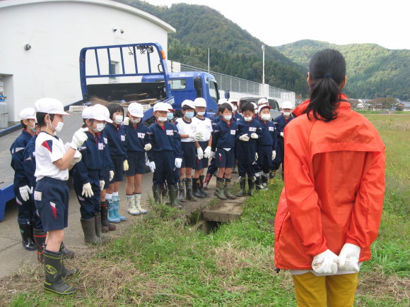 大豆収穫!南中山小学校三年生!!_e0061225_16284411.jpg