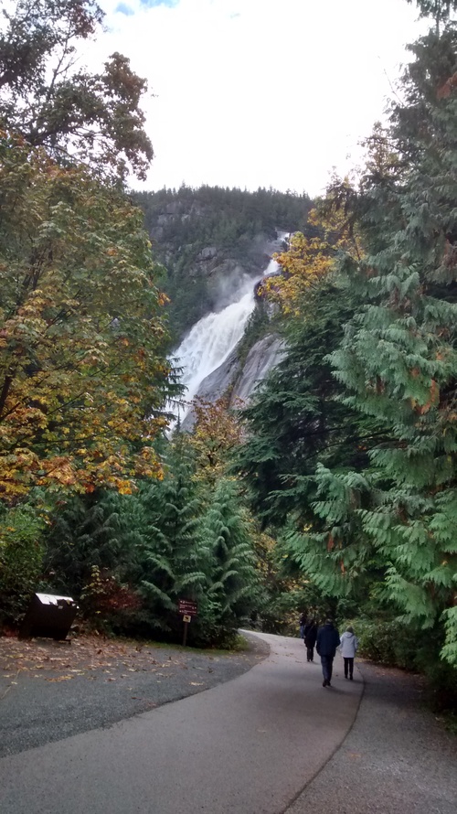 Shannon Falls  South of Squamish（シャノンの滝）_f0293042_4421378.jpg