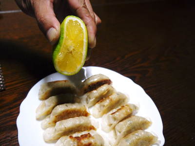 種なしかぼす ギョウザに「かぼす」を生搾り!!これがきっとギョウザの主流の食べ方になるんです!_a0254656_17494631.jpg