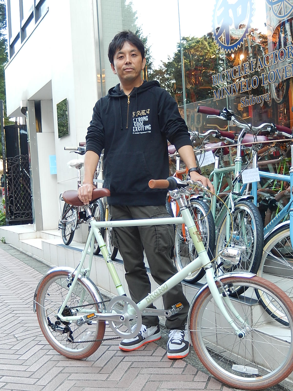 10月29日　渋谷　原宿　の自転車屋　FLAME bike前です_e0188759_1903690.jpg
