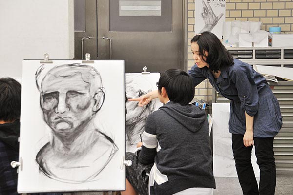 美大受験に向けてデッサン体験を行います ヨゾコブ
